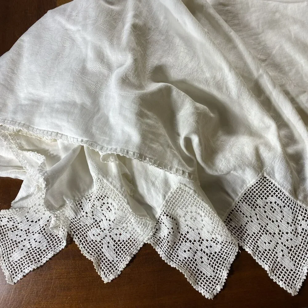 Lot 8 VTG Family Table Cloth Linens Doilies Runner Embroidery Lace Crochet‎ READ